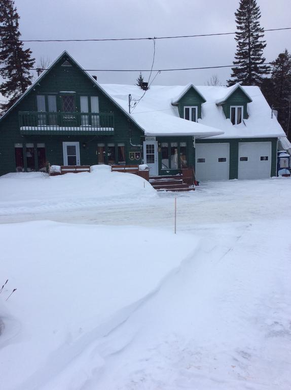Camping Le 4 Chemins L'Anse-Saint-Jean Exterior photo